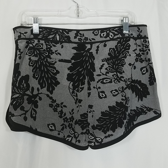 Diane Von Furstenberg  Jen Silk Short Black  Size 8 - Picture 3 of 4